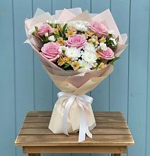 Букет цветов из:  Гвоздики, Орхидеи и Розы в Турксаде