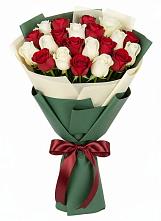 Букет Микс из красных и белых роз в Турксаде