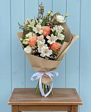 Букет цветов из:  Альстромерии, Лизиантусы, Розы и Хризантемы в Турксаде