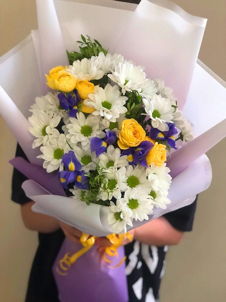 Букет цветов из: Ирисы, Хризантемы и Розы в Турксаде
