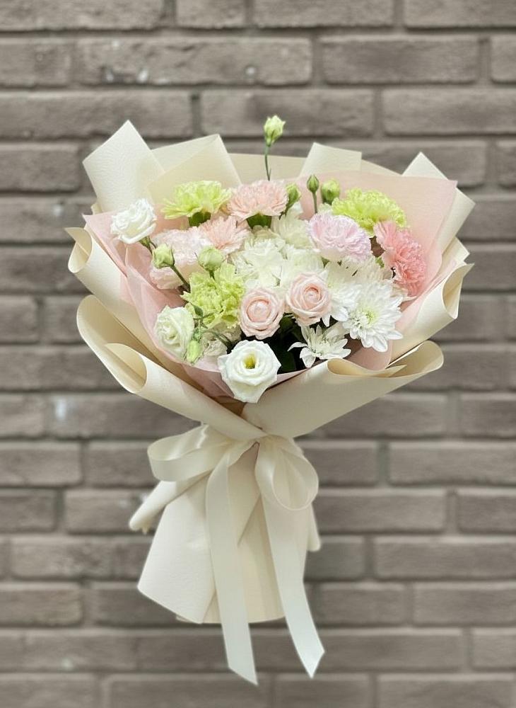 Букет цветов из: Гвоздики, Розы, Лизиантусы и Хризантемы в Турксаде