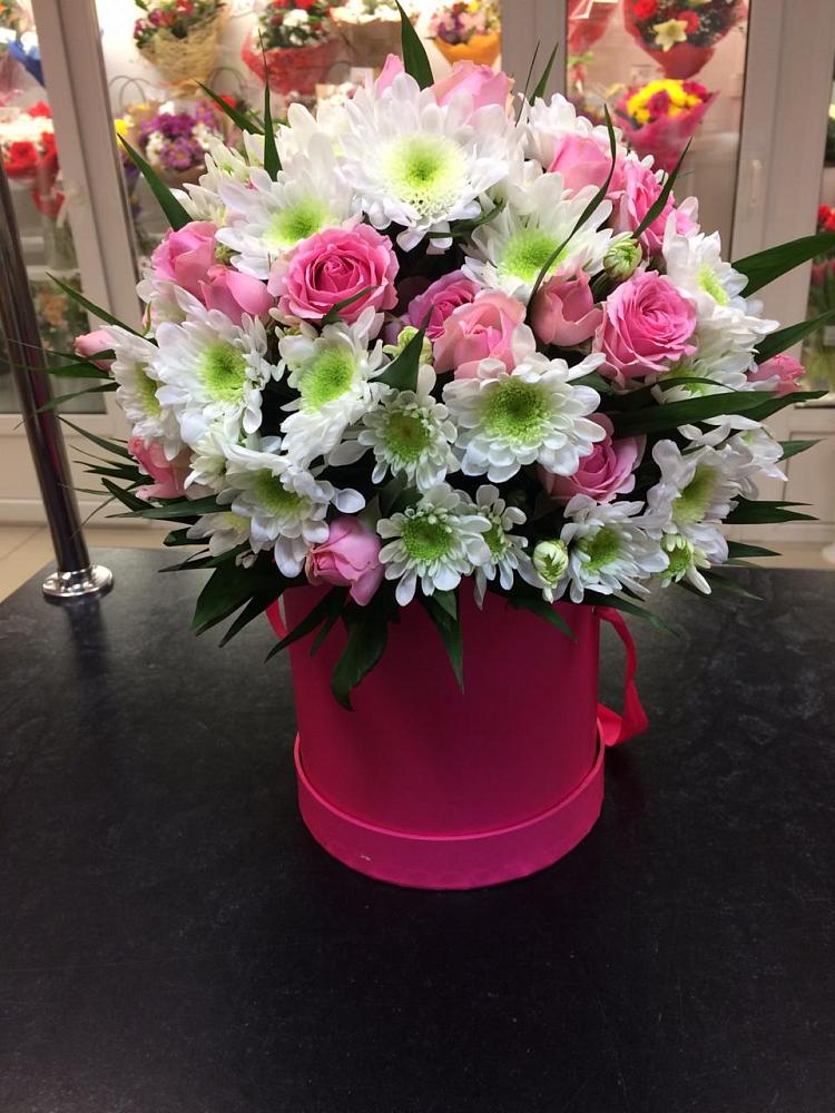 Цветочная композиция из Розы и Хризантемы в шляпной коробке в Турксаде