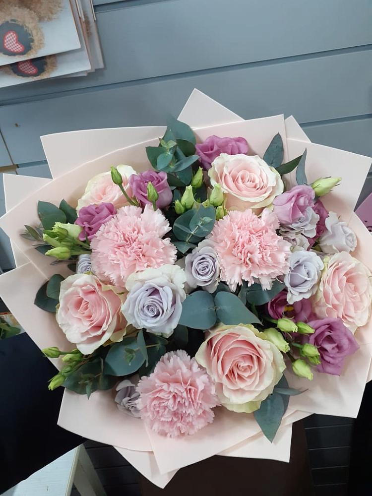 Букет цветов из: Розы, Гвоздики и Лизиантусы в Турксаде